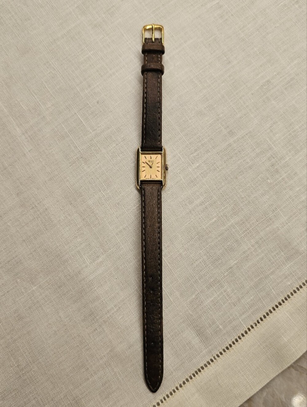 Vintage 1981 Seiko "Tiny Tank" Linen Dial Retro Minimalist Watch — New Battery! - Picture 3 of 11